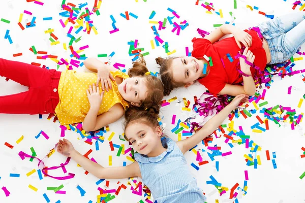 Crianças Felizes Feriados Divertir Pulando Confetes Multicoloridos Fundo Branco — Fotografia de Stock