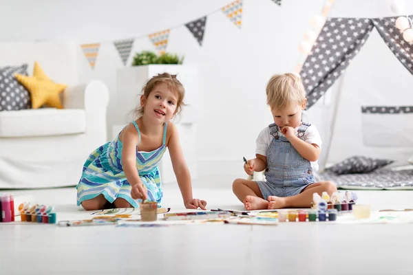 Een Gelukkige Grappige Kinderen Verf Met Pijn — Stockfoto