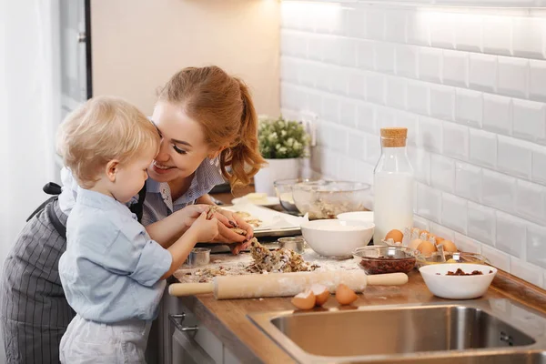 Famiglia Felice Cucina Madre Figlio Figlio Cottura Biscotti Insiemethe — Foto Stock