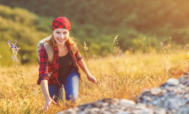 Kadın turist günbatımı summe bir zam sırasında açık havada dağ başında