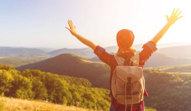 Kadın turist günbatımı summe bir zam sırasında açık havada dağ başında