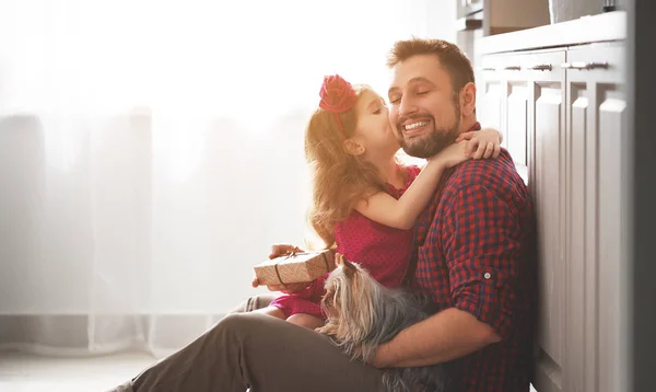 Fête Des Pères Joyeux Famille Fille Donnant Papa Une Carte — Photo