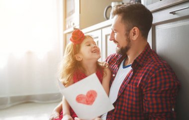 Babalar günü. Mutlu aile kızı baba tatil tebrik kartı veren