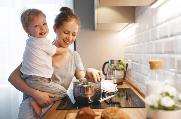 Προετοιμασία Ένα Οικογενειακό Πρωινό Μητέρα Και Μωρό Γιος Μάγειρας Κουάκερ — Φωτογραφία Αρχείου