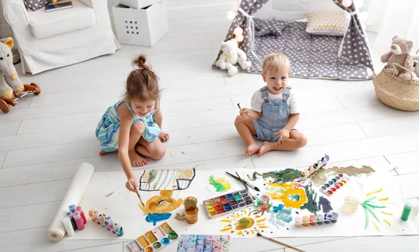 Fröhliche Lustige Kinder Malen Vor Schmerz — Stockfoto