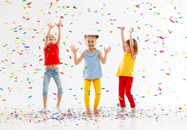 Niños Felices Vacaciones Divertirse Saltar Confeti Multicolor Sobre Fondo Blanco — Foto de Stock