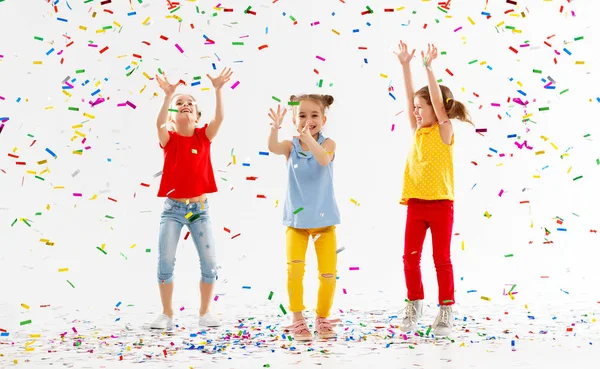 Niños Felices Vacaciones Divertirse Saltar Confeti Multicolor Sobre Fondo Blanco —  Fotos de Stock