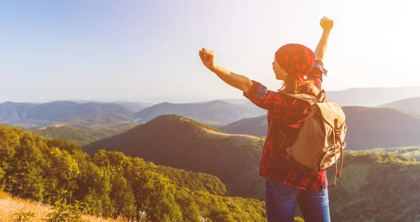 Woman Tourist Top Mountain Sunset Outdoors Hike Summe — Stock Photo, Image