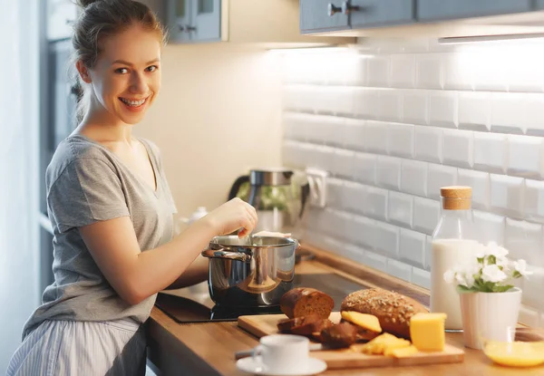 Jonge Vrouw Pyjama Bereidt Ontbijt Mornin — Stockfoto