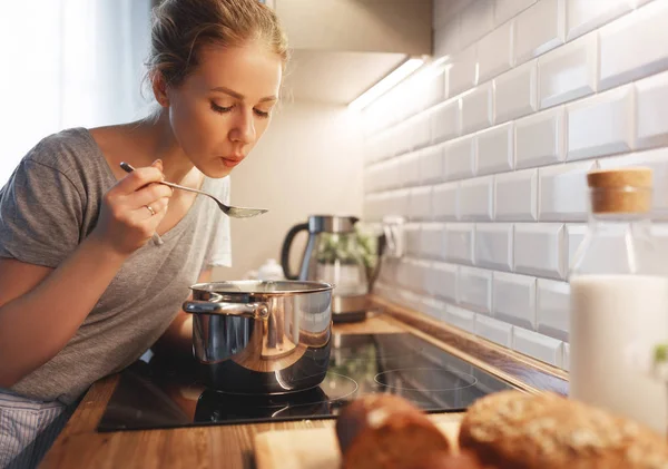 Jeune Femme Pyjama Prépare Petit Déjeuner Matin — Photo