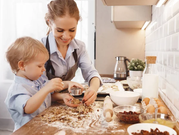 Gelukkige Familie Keuken Moeder Kind Zoon Bakken Koekjes Togethe — Stockfoto