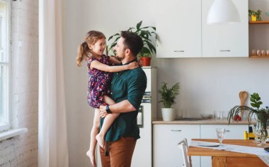 Babalar günü. Mutlu aile kızı babası holida üzerinde hugs.