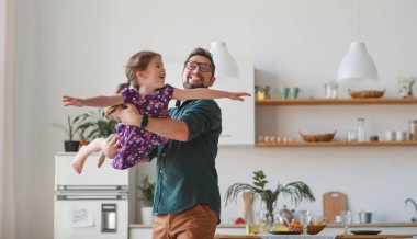 Babalar günü. Mutlu aile kızı babası holida üzerinde hugs.