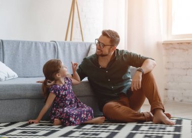 Babalar günü. Mutlu aile kızı babası holida üzerinde hugs.