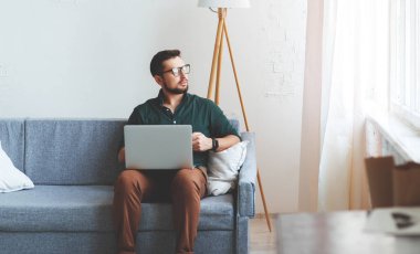 Mutlu bir adam işadamı, serbest meslek, evde bilgisayar ve Memur çalışma öğrenci