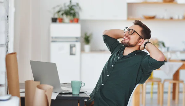 Gelukkig Man Zakenman Freelancer Student Werkt Computer Thuis Kantoor — Stockfoto