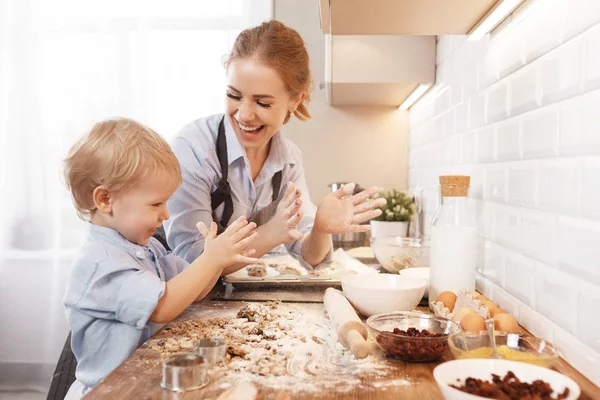 Gelukkige familie in keuken. moeder en kind bakken koekjes — Stockfoto