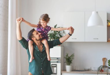 Babalar günü. Mutlu aile kızı babası hugs  