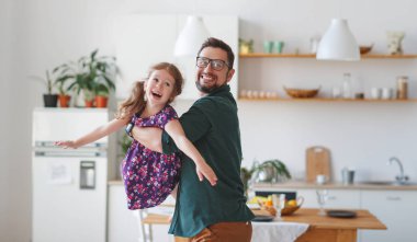 Babalar günü. Mutlu aile kızı babası hugs  