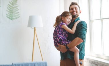 Babalar günü. Mutlu aile kızı babası hugs  