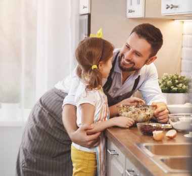 mutlu aile mutfak. Baba ve çocuk kızı hamur yoğurmak bir