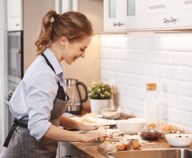 Genç kadın evde kitche kurabiye pişirme