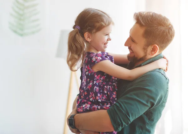 Den otců. Šťastná rodina dceru obejme jeho otec — Stock fotografie