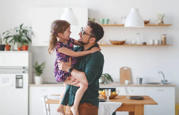 Alla festa del papà. Felice figlia di famiglia abbraccia suo padre — Foto Stock