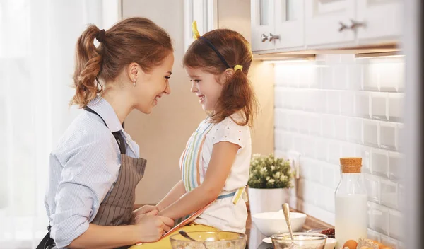 Boldog családi konyhában. anya és gyermeke sütés cookie-kat — Stock Fotó