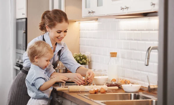 Счастливая семья на кухне. печенье для матери и ребенка — стоковое фото