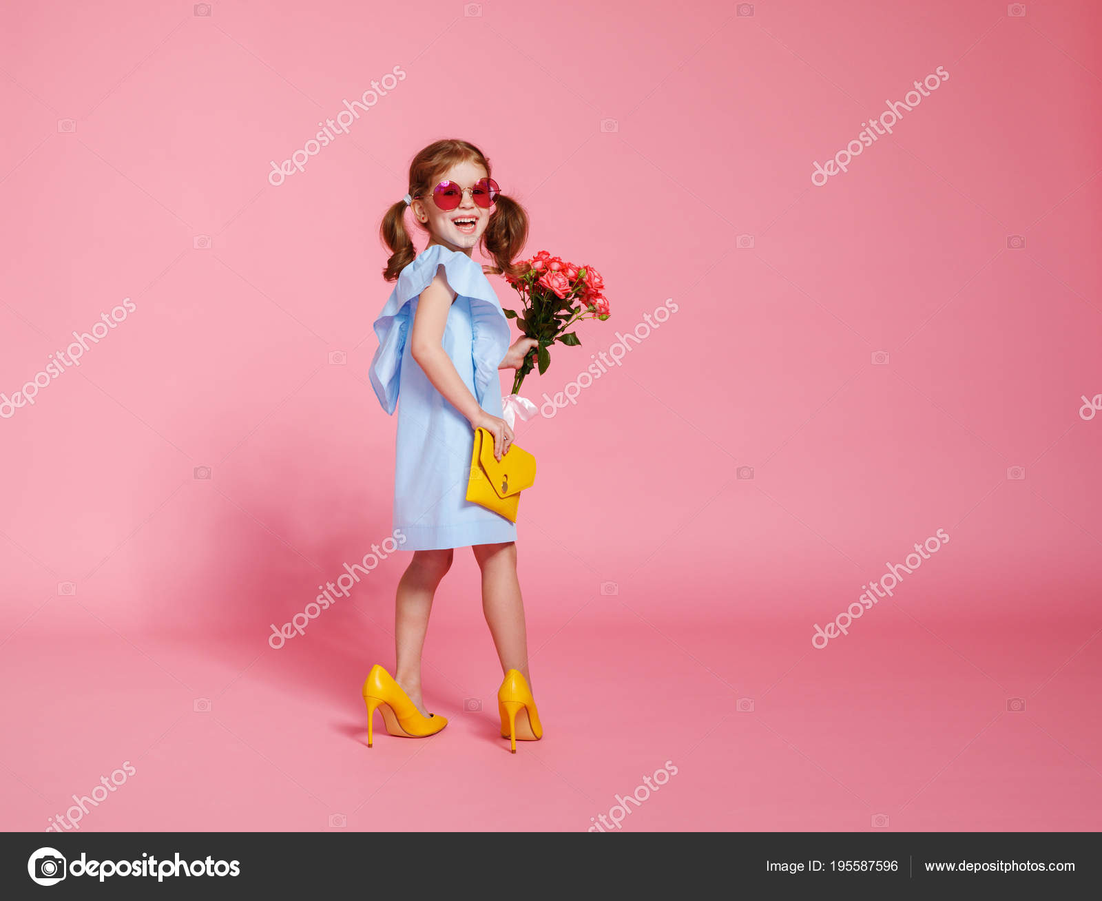 Drôle Enfant Fille Fashionista Dans Des Chaussures De Grand