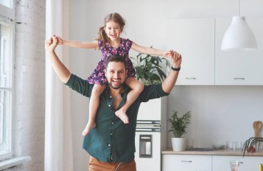 Babalar günü. Mutlu aile kızı babası hugs  