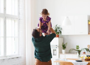 Babalar günü. Mutlu aile kızı babası hugs  