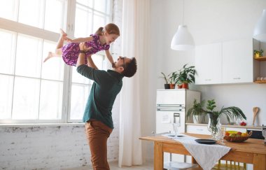 Babalar günü. Mutlu aile kızı babası hugs  