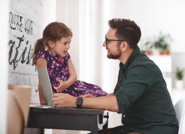 Baba ve kızı evde bir bilgisayar çalışma