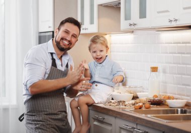 mutlu aile mutfak. Baba ve çocuk Kurabiye Pişirme  