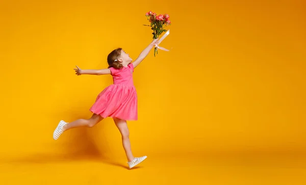 Komik çocuk kız çalışır ve buket çiçek renk üzerinde atlar — Stok fotoğraf