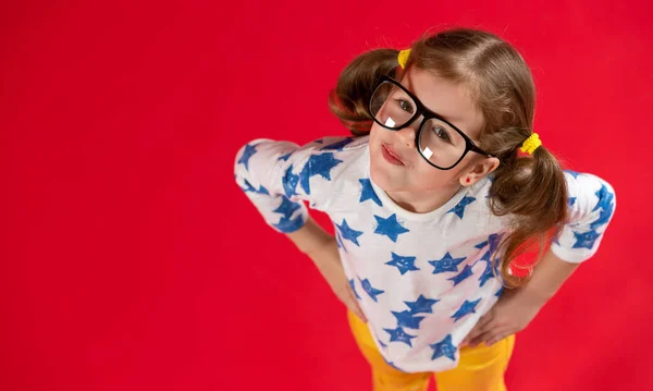 Lustige Kindermädchen mit Brille auf farbigem Hintergrund — Stockfoto