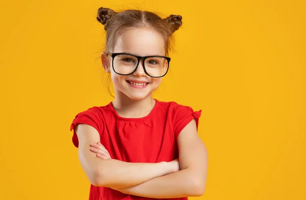 Drôle fille enfant dans des lunettes sur fond coloré — Photo