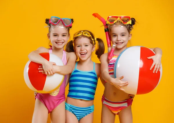 Drôle drôle heureux enfants sautant en maillot de bain sautant sur col — Photo