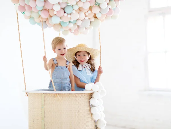 Anak-anak bahagia di balon udara panas ajaib peri — Stok Foto