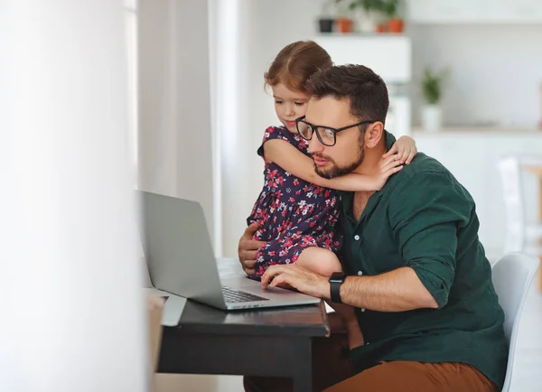 Отец и дочь работают за компьютером дома — стоковое фото