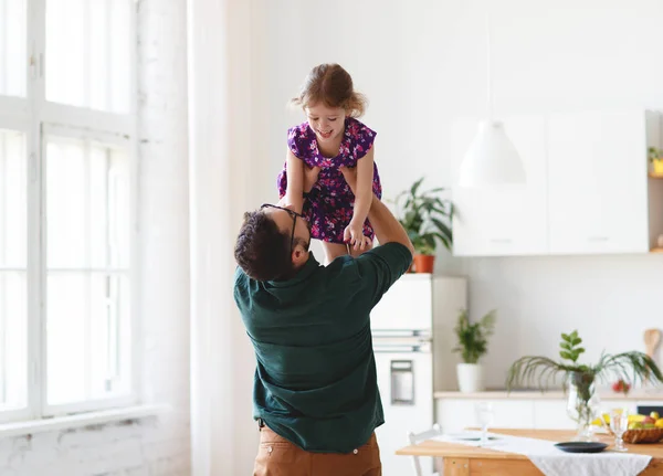 Alla festa del papà. Felice figlia di famiglia abbraccia suo padre — Foto Stock