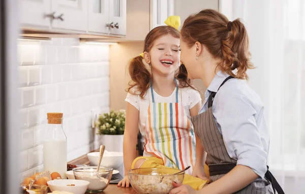 Keluarga bahagia di dapur. kue ibu dan anak — Stok Foto