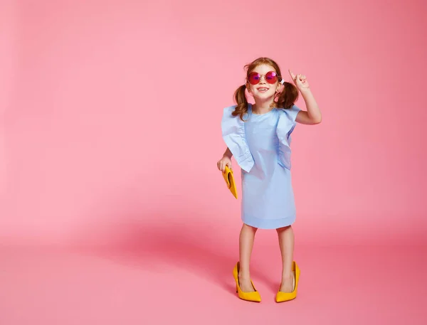 Divertida niña fashionista en zapatos de madre grande en color — Foto de Stock