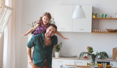 Babalar günü. Mutlu aile kızı babası hugs 