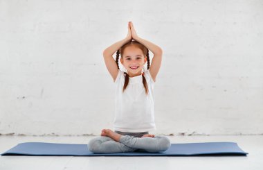 Yoga ve jimnastik salonunda işi kız çocuk