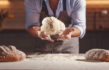 baker'ın erkek elinde doug yoğurun