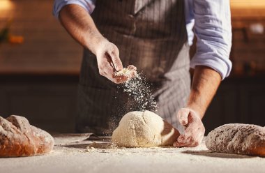 baker'ın erkek elinde doug yoğurun