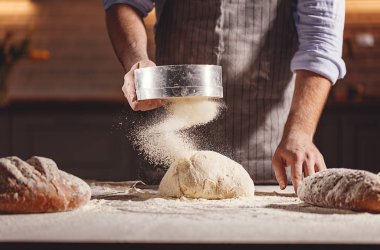baker'ın erkek elinde doug yoğurun
